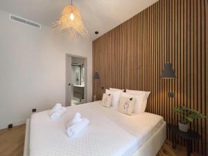 a bedroom with two white towels on a bed at Appartement Niçois - 3 Pièces au Centre in Nice