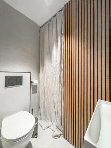 a bathroom with a toilet and a sink at Appartement Niçois - 3 Pièces au Centre in Nice