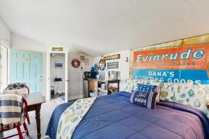una camera con un letto blu con un cartello sul muro di Mermaid Manor a Fort Bragg
