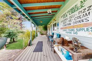 una veranda di una casa con terrazza in legno di Mermaid Manor a Fort Bragg