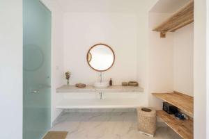 Ένα μπάνιο στο Modern 1BR Pool Villa in Bingin - K5-A