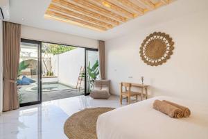 Ένα ή περισσότερα κρεβάτια σε δωμάτιο στο Modern 1BR Pool Villa in Bingin - K5-A +26 φωτογραφίες