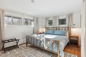 Ένα ή περισσότερα κρεβάτια σε δωμάτιο στο Washington's Rye House AC Bikes New Kitchen