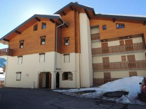 ein großes Apartmenthaus mit Schnee davor in der Unterkunft Appartement lumineux avec balcon et parking, 6 pers. - FR-1-198-241 in Châtel + 5 Fotos