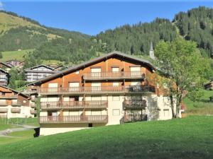 ein großes Gebäude mit Balkonen an der Seite eines Hügels in der Unterkunft Appartement lumineux avec balcon et parking, 6 pers. - FR-1-198-241 in Châtel