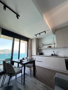 a kitchen and dining room with a table and chairs at Azurno Pristaniste 2 in Španjola