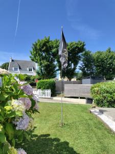 a flag in the yard of a house at chambre d hôtes au pays des abers in Lannilis