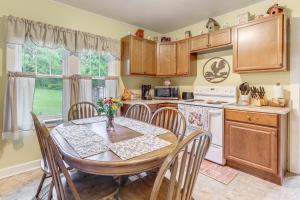 BeattyvilleにあるGrandmas Farm House on 125 Acres with Fire Pit!のキッチン(テーブル、テーブル、椅子付)