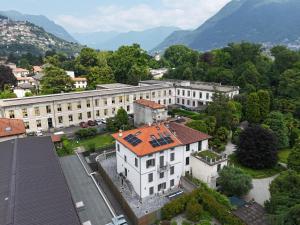 una vista sul soffitto di un edificio bianco con tetto arancione di Spazio Perlasca Apt 2 - Cernobbio Como Lake a Cernobbio