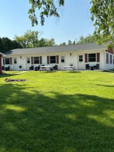 O grădină în afara Lake Wisconsin Resort