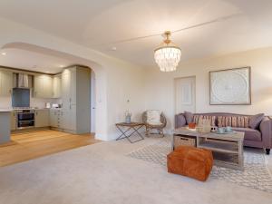 una sala de estar con un sofá y una mesa en 2 Bed in Westward Ho 77589, en Northam 32 fotos más