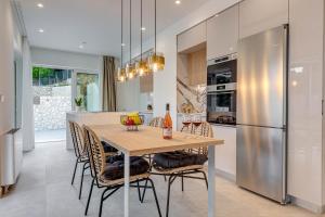 Nhà bếp/bếp nhỏ tại Amarilia Private Villa