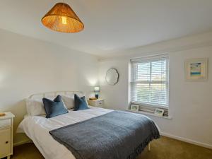 Un dormitorio con una cama grande y una ventana. en 2 Bed in Great Walsingham 90535, en Little Walsingham