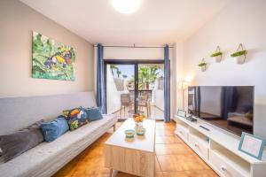 Televiisor ja/või meelelahutuskeskus majutusasutuses Tropical garden, sunshine, heated pool