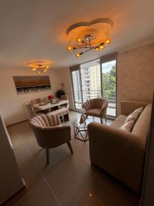 a living room with a couch and chairs and a table at Espectacular Apartamento Ibagué in Ibagué