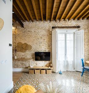 a living room with a brick wall at La Casa del Caballero in Cartagena