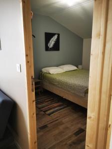 シャントネーにあるStudio - Chez Ana et Jonathanの部屋にベッドが置かれた小さな寝室