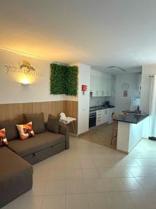 タヴィラにあるTavira Nature Houseのソファとキッチンのあるリビングルーム