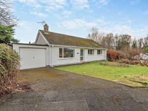 ein weißes Haus mit Garage im Hof in der Unterkunft 3 Bed in Keswick 95858 in Keswick