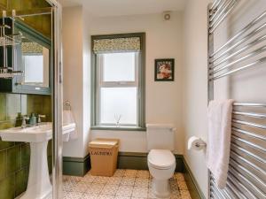 ein Badezimmer mit Toilette und Waschbecken und einem Fenster in der Unterkunft 3 bed in Broadstairs 86736 in Broadstairs