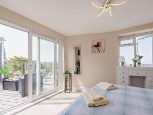 une chambre avec un lit et une grande fenêtre dans l'établissement 2 Bed in Woolacombe 83425, à Woolacombe 15 autres photos