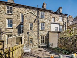 un vieux bâtiment en pierre avec un banc devant dans l'établissement 6 Bed in Dolgellau 91711, à Dolgellau