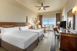 Uma TV ou centro de entretenimento em Elba Estepona Gran Hotel & Thalasso Spa