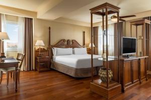 Uma TV ou centro de entretenimento em Elba Estepona Gran Hotel & Thalasso Spa
