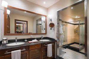 Um banheiro em Elba Estepona Gran Hotel & Thalasso Spa