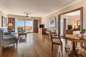 Uma TV ou centro de entretenimento em Elba Estepona Gran Hotel & Thalasso Spa