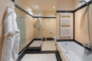 Um banheiro em Elba Estepona Gran Hotel & Thalasso Spa