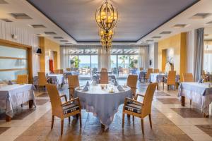 Um restaurante ou outro lugar para comer em Elba Estepona Gran Hotel & Thalasso Spa