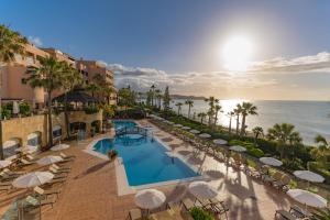 A piscina localizada em Elba Estepona Gran Hotel & Thalasso Spa ou nos arredores