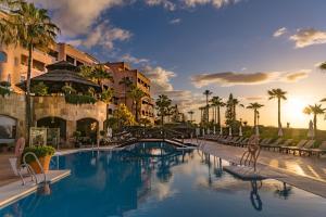 A piscina localizada em Elba Estepona Gran Hotel & Thalasso Spa ou nos arredores