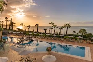 A piscina localizada em Elba Estepona Gran Hotel & Thalasso Spa ou nos arredores