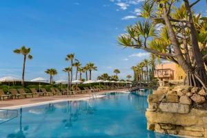 A piscina localizada em Elba Estepona Gran Hotel & Thalasso Spa ou nos arredores
