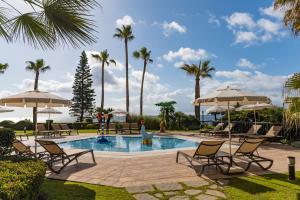 A piscina localizada em Elba Estepona Gran Hotel & Thalasso Spa ou nos arredores