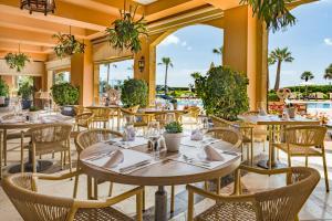 Um restaurante ou outro lugar para comer em Elba Estepona Gran Hotel & Thalasso Spa