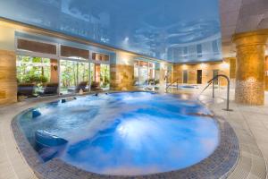 A piscina localizada em Elba Estepona Gran Hotel & Thalasso Spa ou nos arredores