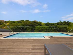 una grande piscina con acqua azzurra di Zimbali Lakes Boulevard Suite, Euphoric Leisure a Ballito