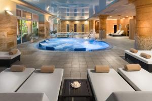 A piscina localizada em Elba Estepona Gran Hotel & Thalasso Spa ou nos arredores