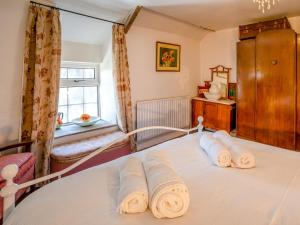 Ένα ή περισσότερα κρεβάτια σε δωμάτιο στο 2 bed in Llanfihangel-Nant-Bran BN200