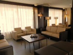 a living room with couches and a coffee table at Rincón Sol in Rincón de la Victoria