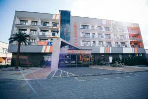 un edificio con una palma di fronte di Hotel Imperium a Pionki