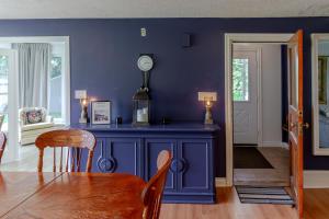 comedor con pared azul en Westlake Cottages - Highway House, en Wellington