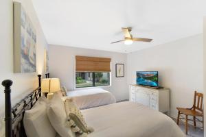 Demere ParkにあるHarbour Oaks 413のベッド2台と窓のある寝室 +26枚の写真