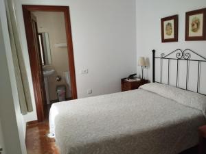 Postel nebo postele na pokoji v ubytování Hostal San Cayetano