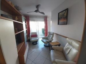 una sala de estar con un sofá y dos sillas en DUPLEX T3 Terrasse proche mer, en Narbonne-Plage