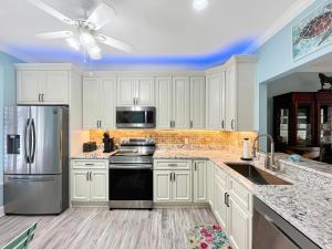Η κουζίνα ή μικρή κουζίνα στο 1401 Hampton River Villas