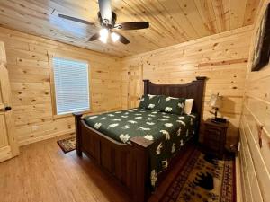une chambre avec un lit et un ventilateur de plafond dans l'établissement The Hitching Post By Avada Properties, à Pigeon Forge